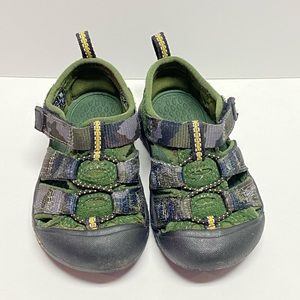 Green Toddler Keen - size 5